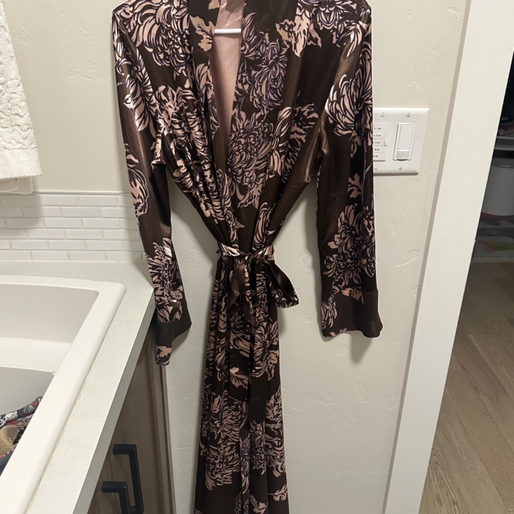 Nightgown & Matching Robe - Picture 5 of 8